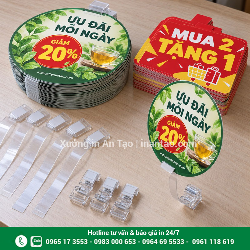 Mặt in wobbler thành phẩm và phụ kiện lắp ráp Các mặt in wobbler đã cắt bế xếp cùng thanh nhựa và phụ kiện trên bàn
